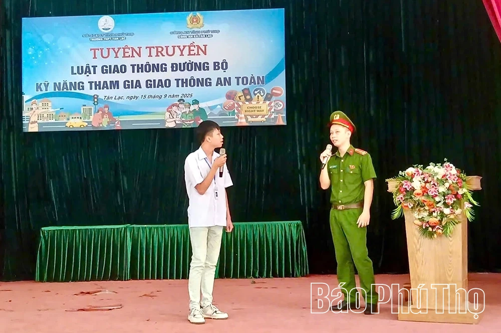 Công an xã Tân Lạc tuyên truyền Luật giao thông đường bộ cho trên 1.300 người