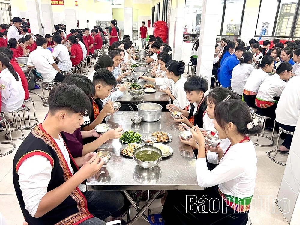 Chăm lo toàn diện cho học sinh dân tộc thiểu số