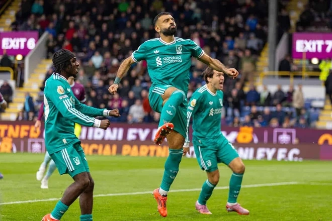 Premier League: Liverpool trở lại ngôi đầu, Man City đánh bại M.U