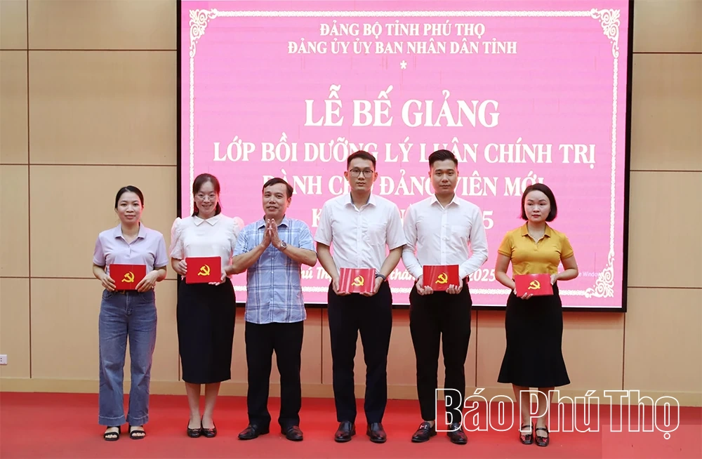 Bế giảng lớp bồi dưỡng lý luận chính trị cho đảng viên mới