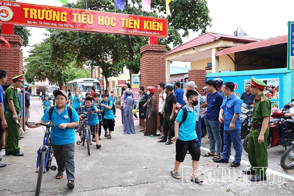 Xây dựng cổng trường an toàn giao thông ở xã Xuân Lũng