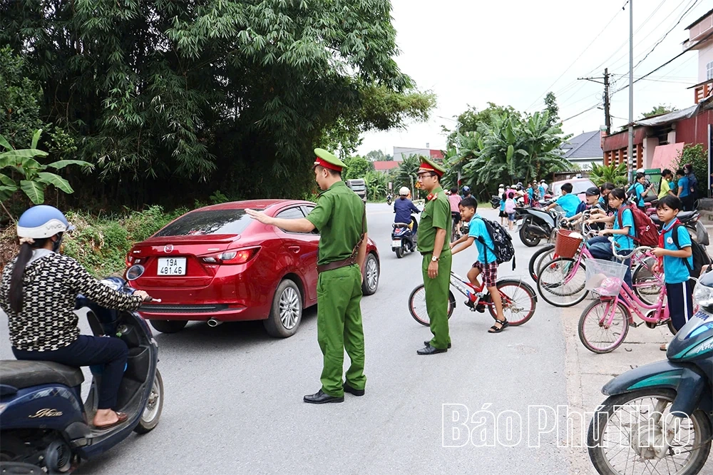 Xây dựng cổng trường an toàn giao thông ở xã Xuân Lũng