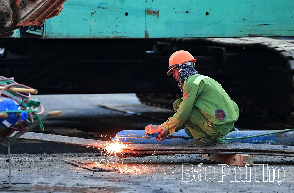 “Đếm ngược” về ngày thông xe cầu Phong Châu