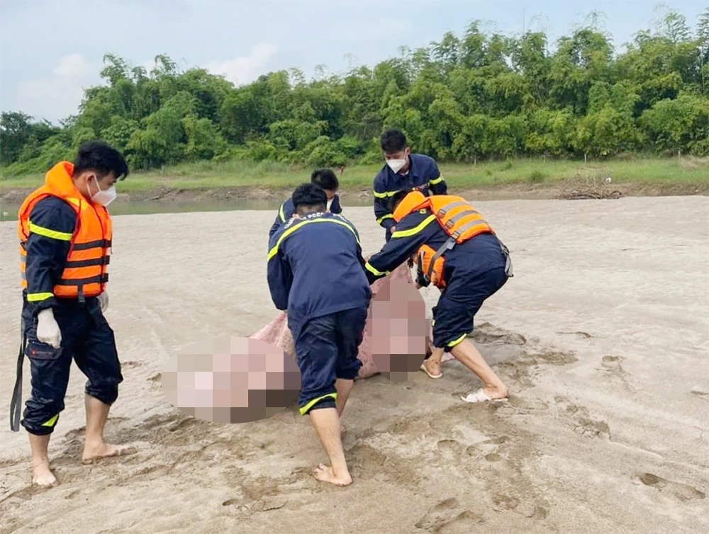 Tìm thấy thi thể nam thanh niên nhảy cầu Hữu Nghị, phường Hoà Bình