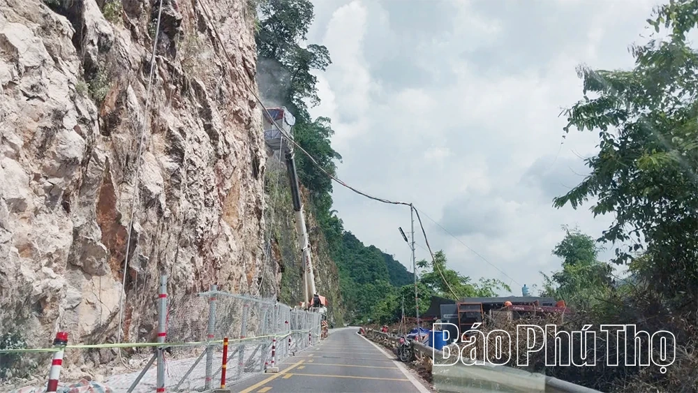 Ẩn họa sạt lở trên Quốc lộ 6 và nhu cầu giải pháp đồng bộ