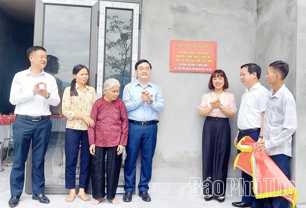 Bàn giao nhà tình nghĩa cho hộ nghèo xã Sơn Lương