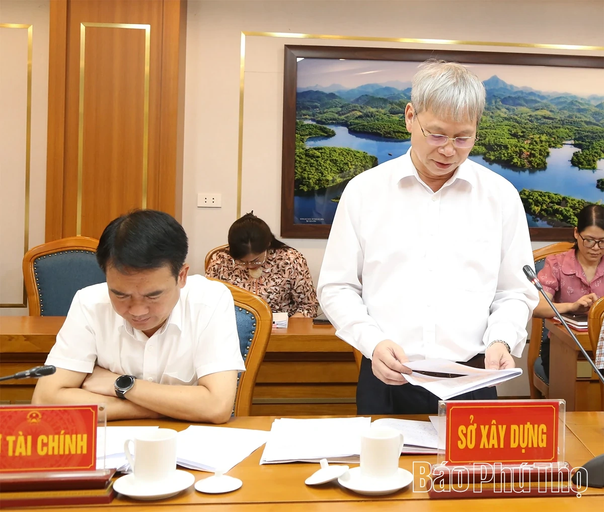 Phó Chủ tịch UBND tỉnh Phan Trọng Tấn cho ý kiến vào dự thảo về giá đất, bồi thường khi thu hồi đất