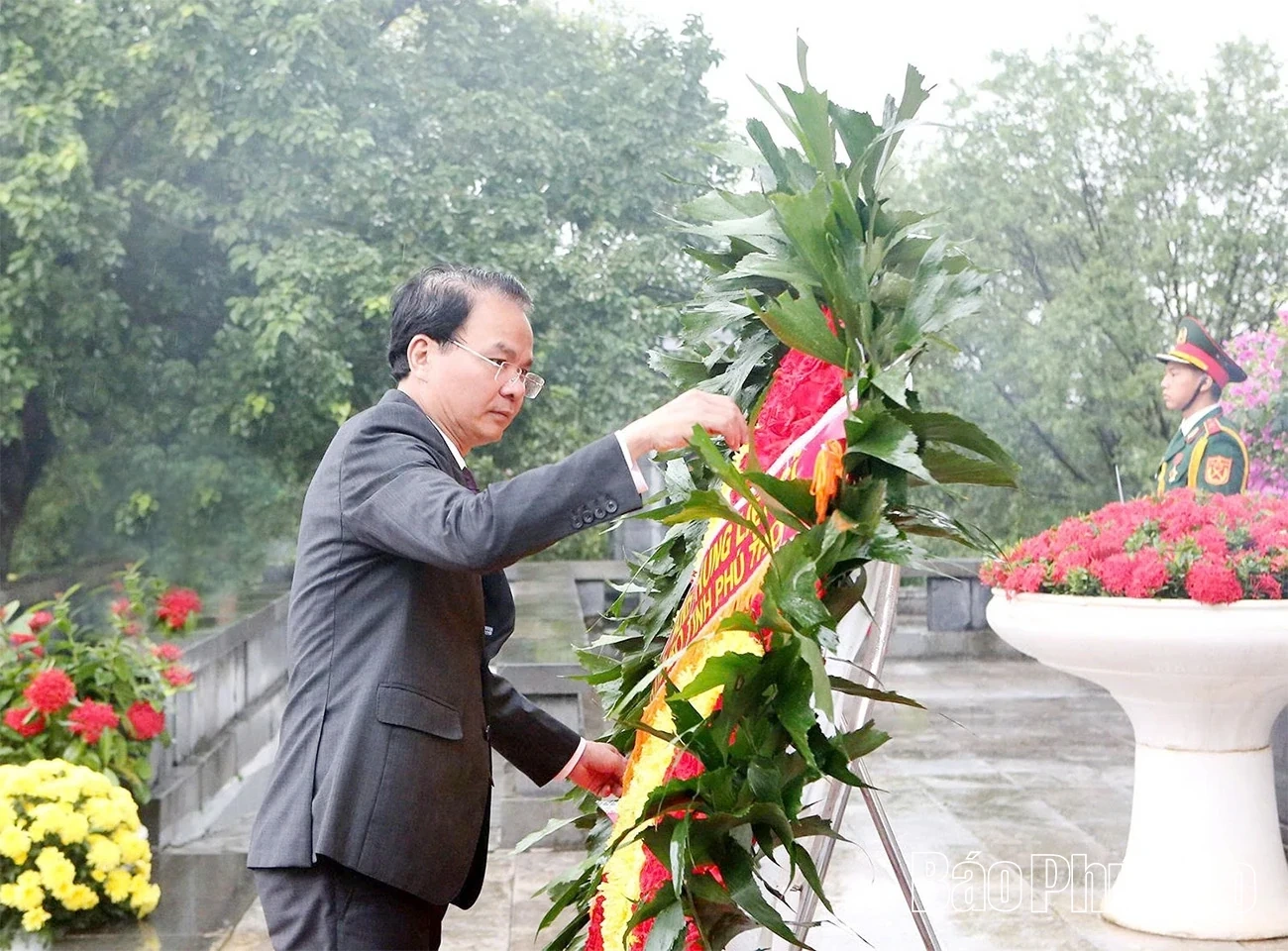 Đoàn đại biểu dự Đại hội đại biểu Đảng bộ tỉnh Phú Thọ lần thứ I, nhiệm kỳ 2025 - 2030 dâng hương tri ân các Vua Hùng