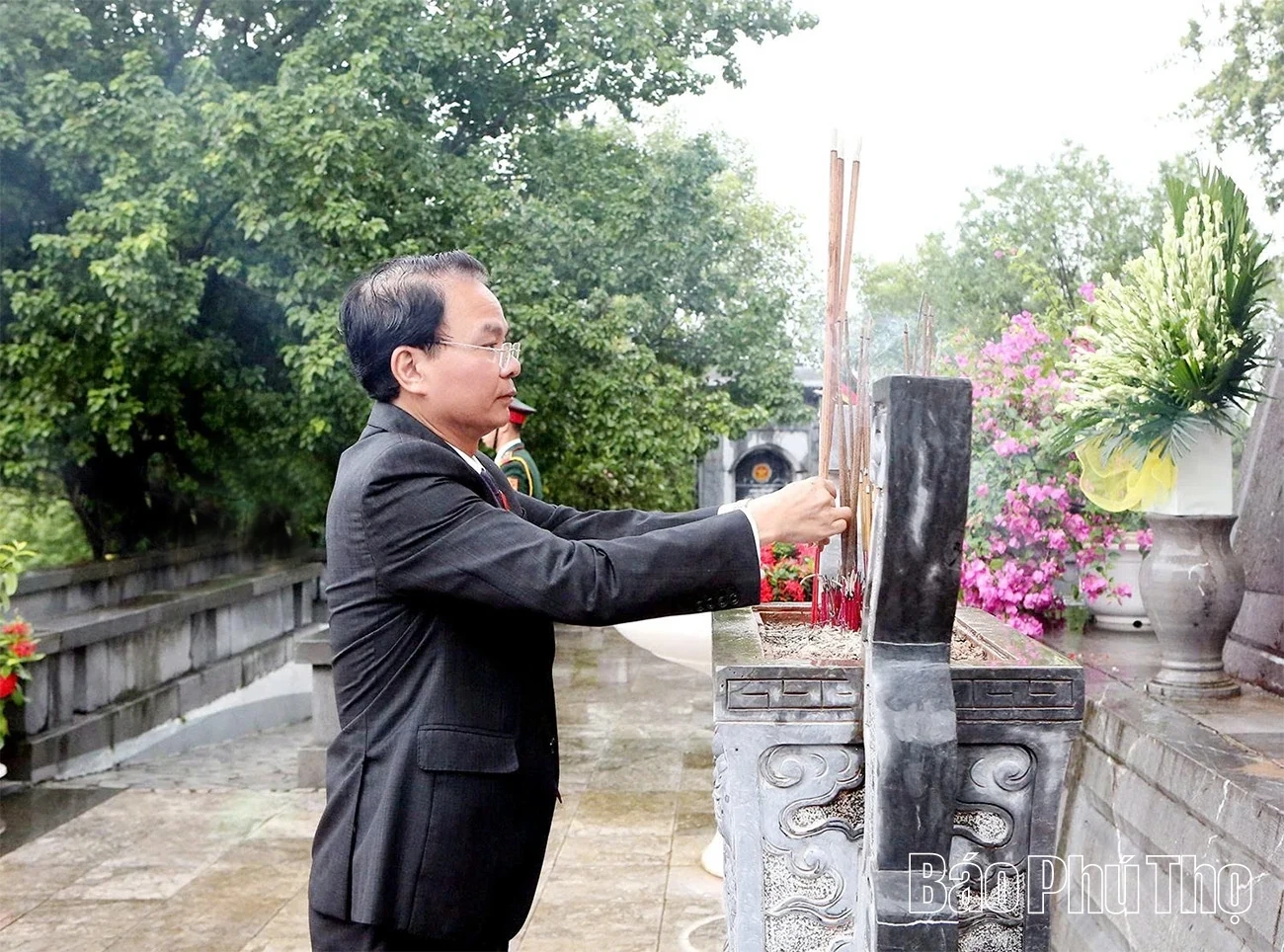 Đoàn đại biểu dự Đại hội đại biểu Đảng bộ tỉnh Phú Thọ lần thứ I, nhiệm kỳ 2025 - 2030 dâng hương tri ân các Vua Hùng