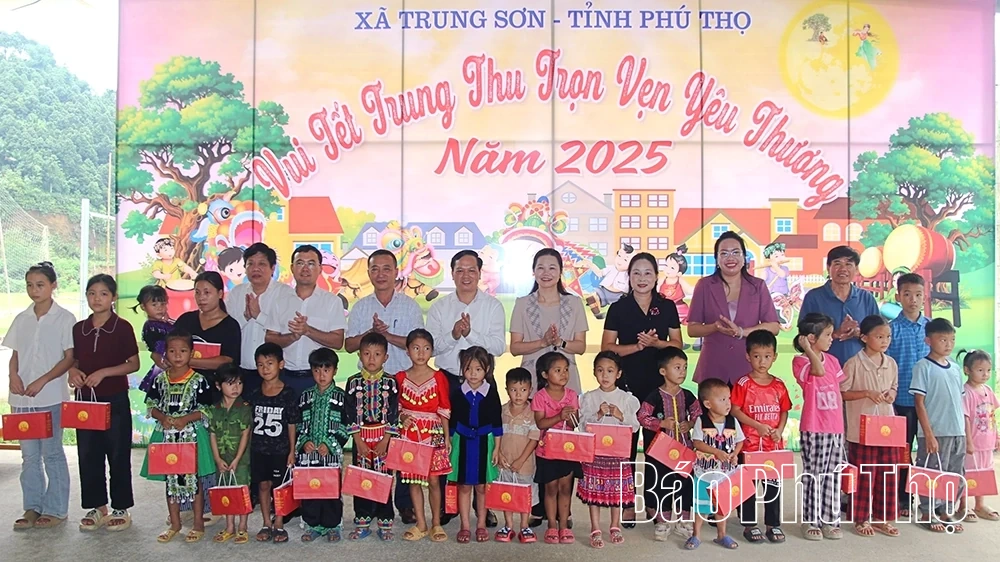 Thăm hỏi, tặng quà Tết Trung thu cho trẻ em có hoàn cảnh khó khăn xã Trung Sơn