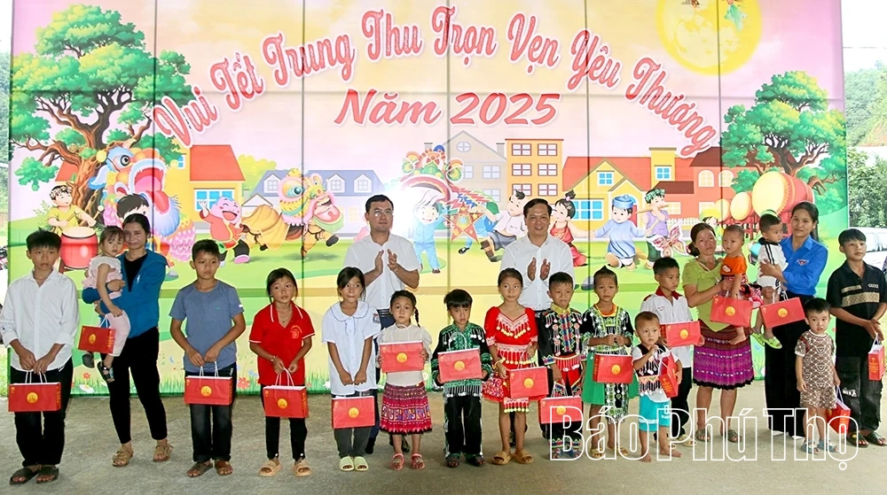 Thăm hỏi, tặng quà Tết Trung thu cho trẻ em có hoàn cảnh khó khăn xã Trung Sơn