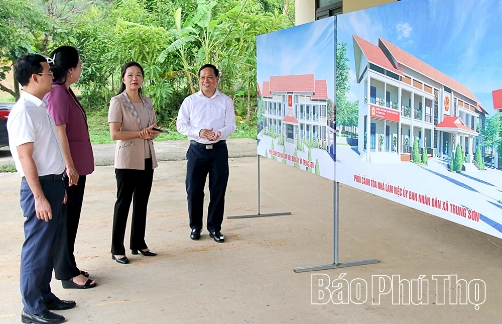 Thăm hỏi, tặng quà Tết Trung thu cho trẻ em có hoàn cảnh khó khăn xã Trung Sơn