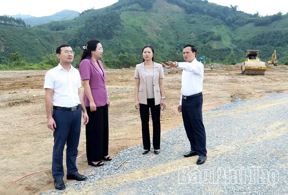 Thăm hỏi, tặng quà Tết Trung thu cho trẻ em có hoàn cảnh khó khăn xã Trung Sơn