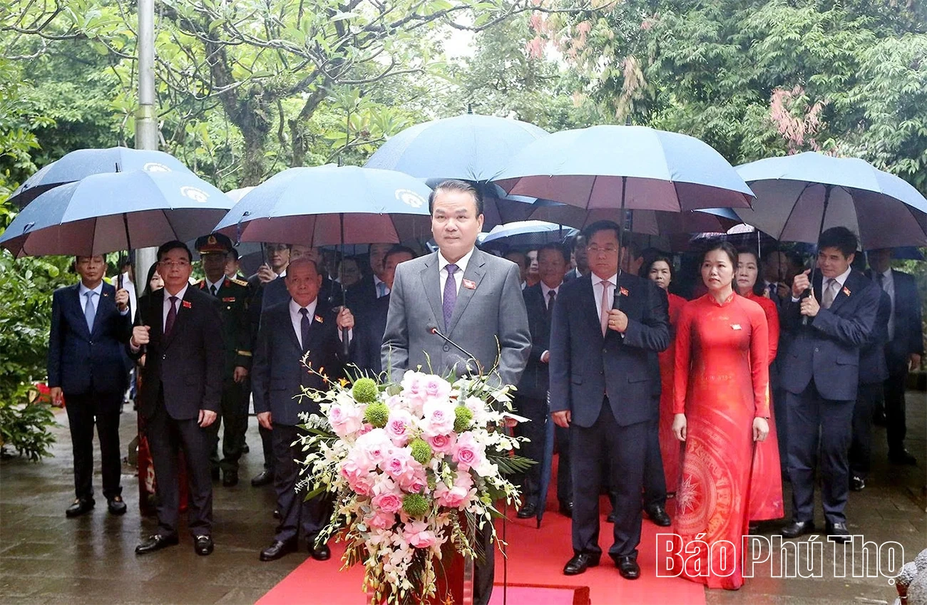Đoàn đại biểu dự Đại hội đại biểu Đảng bộ tỉnh Phú Thọ lần thứ I, nhiệm kỳ 2025 - 2030 dâng hương tri ân các Vua Hùng