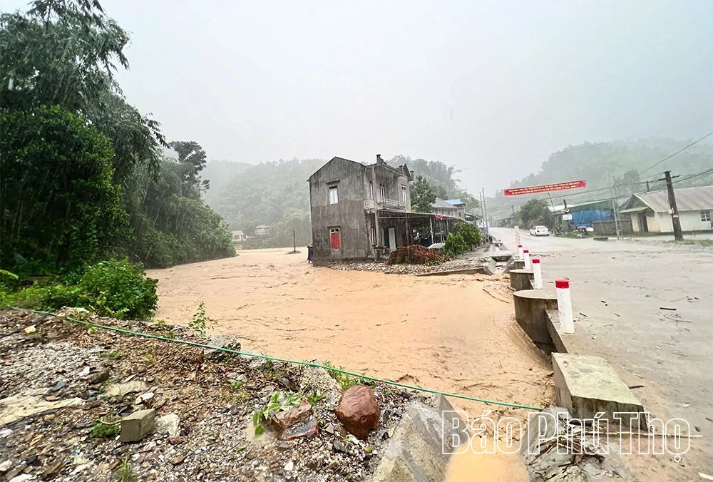 Xã Tân Mai di dời khẩn cấp 36 hộ dân nằm trong vùng nguy cơ sạt lở và ảnh hưởng của lũ bão