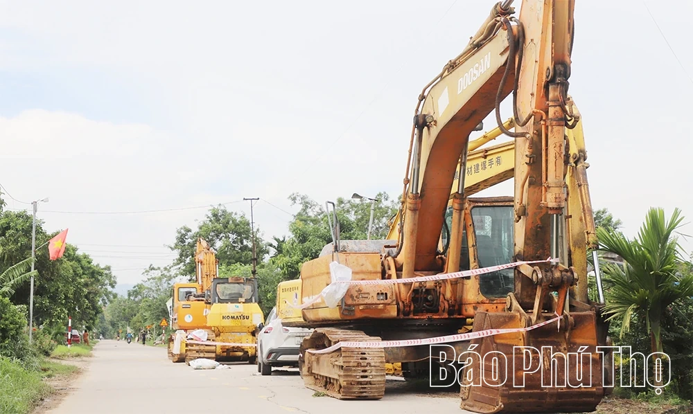 Nước sông Lô lên cao, nhiều tài sản của người dân và doanh nghiệp ngập sâu