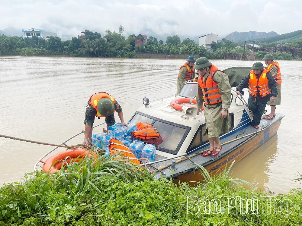 Huy động hàng trăm lượt cán bộ, chiến sỹ giúp dân khắc phục hậu quả mưa bão