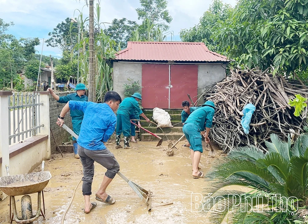 Huy động hàng trăm lượt cán bộ, chiến sỹ giúp dân khắc phục hậu quả mưa bão
