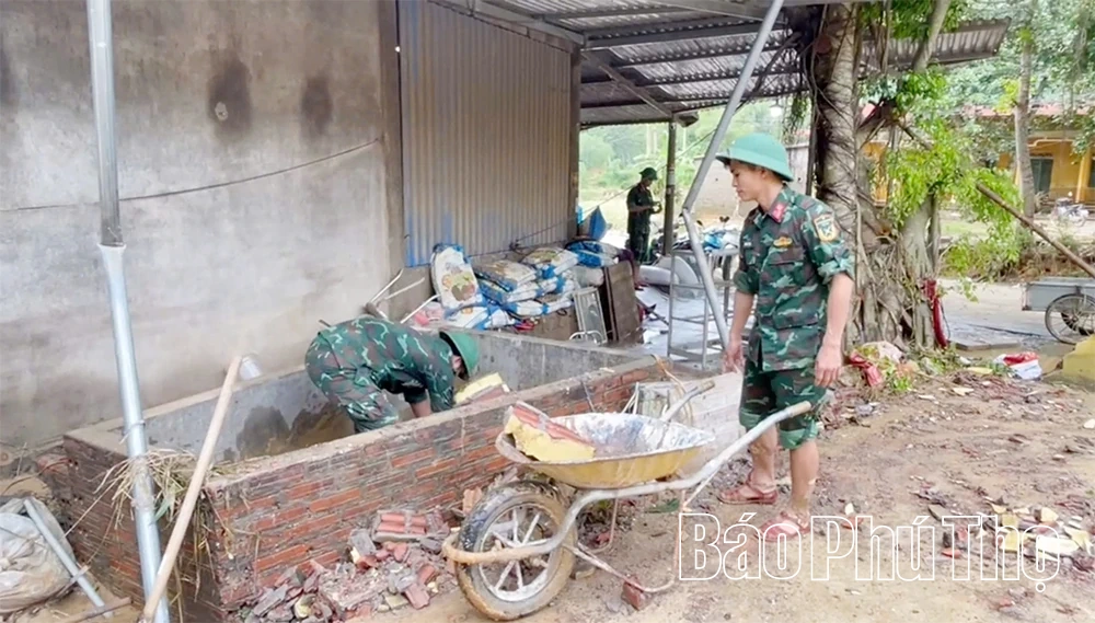 Huy động hàng trăm lượt cán bộ, chiến sỹ giúp dân khắc phục hậu quả mưa bão