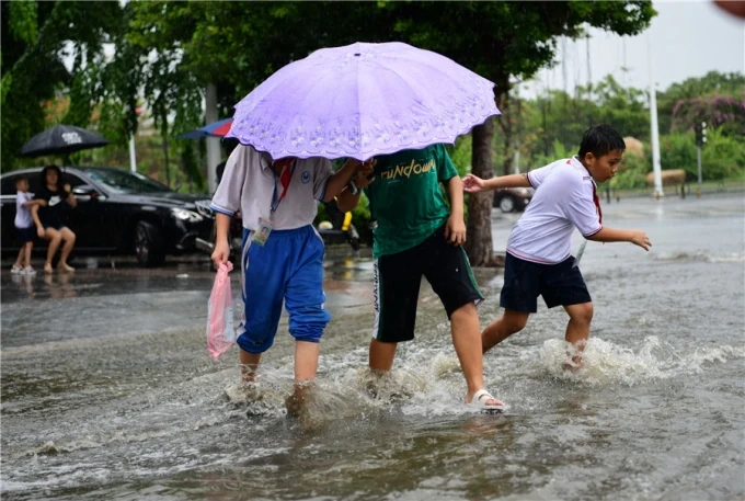 Trung Quốc phát cảnh báo cam, hủy loạt chuyến bay trước bão Matmo