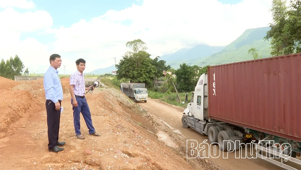 Đường dang dở, dân khổ vì “ổ gà, ổ voi”