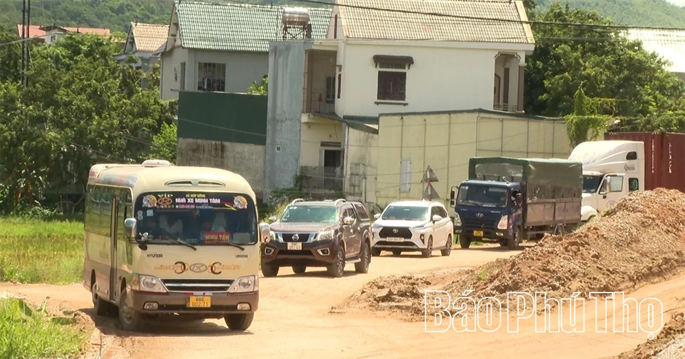 Đường dang dở, dân khổ vì “ổ gà, ổ voi”