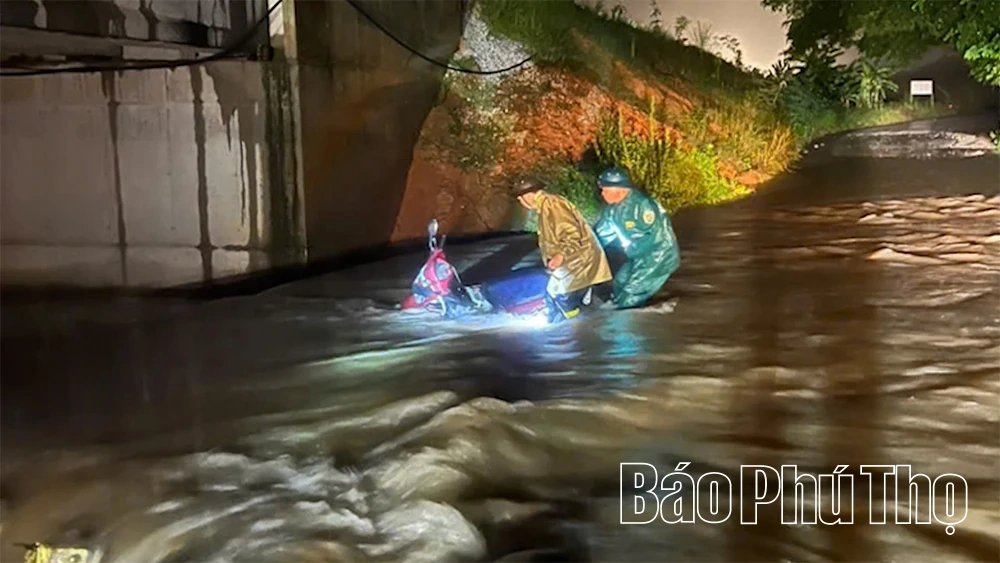 Đường dang dở, dân khổ vì “ổ gà, ổ voi”