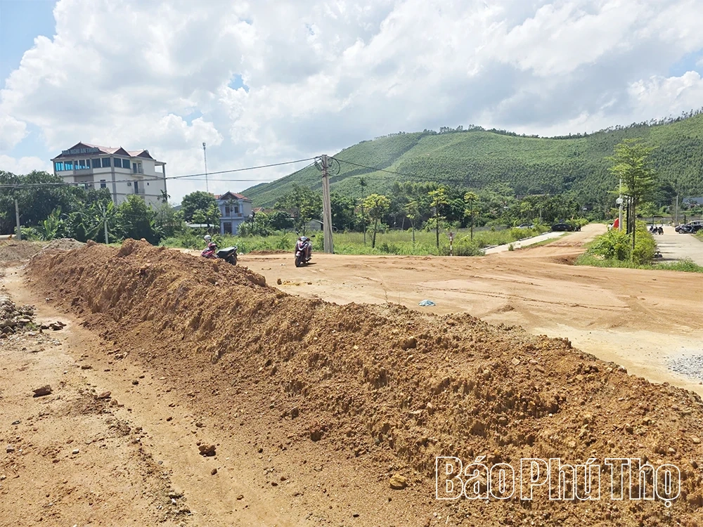 Đường dang dở, dân khổ vì “ổ gà, ổ voi”