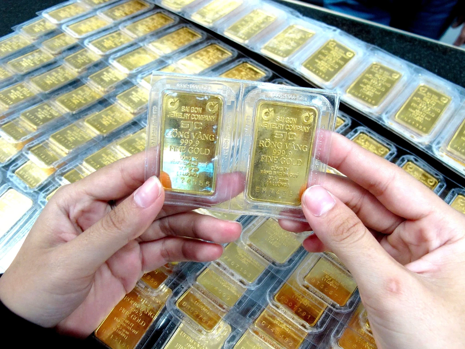 Vàng tăng kỷ lục, dự kiến thu thuế người bán vàng