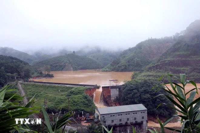 Đến 17 giờ ngày 8/10, gần 22.600ha cây trồng bị thiệt hại và 17.000 nhà bị ngập