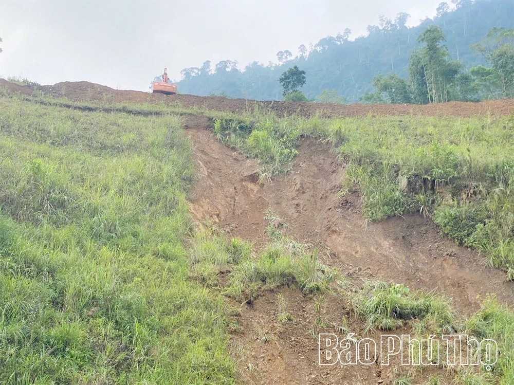 Xử lý điểm sạt lở nghiêm trọng tại Km141+200 Quốc lộ 6, xã Pà Cò