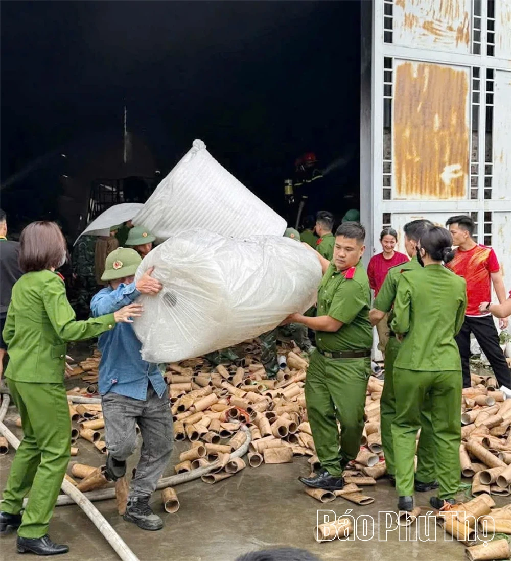 Nhanh chóng dập tắt vụ cháy nhà xưởng sản xuất bao bì nhựa, chống cháy lan, cháy lớn