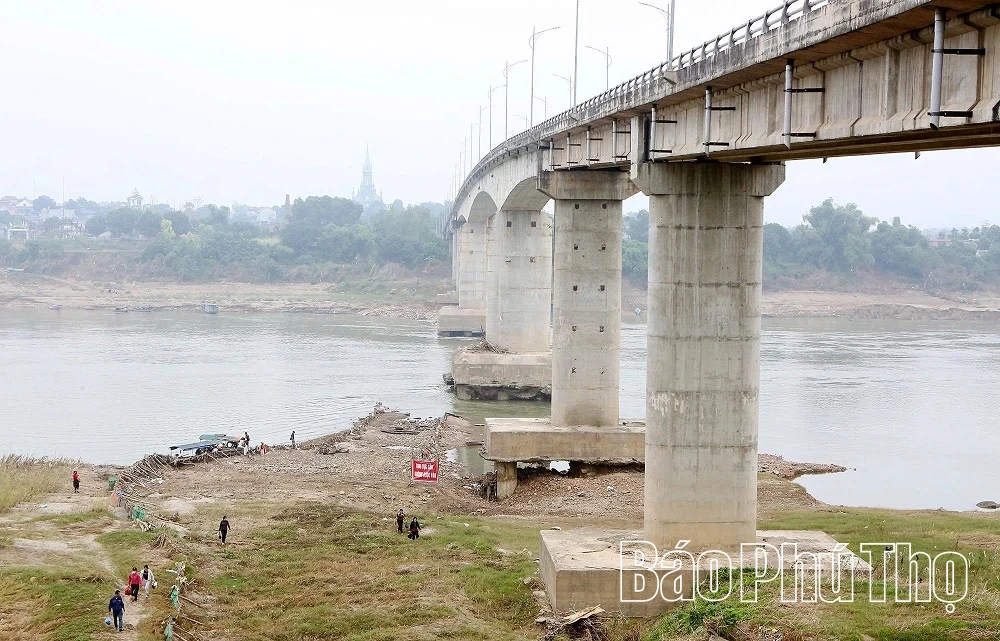 Phó Chủ tịch UBND tỉnh Nguyễn Huy Ngọc kiểm tra sự cố tại cầu Sông Lô