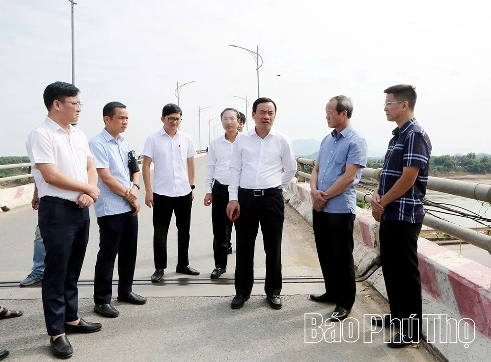 Phó Chủ tịch UBND tỉnh Quách Tất Liêm kiểm tra sự cố tại cầu Sông Lô