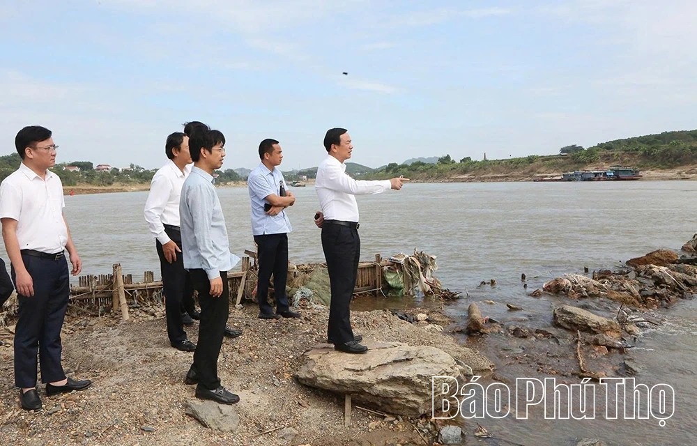 Phó Chủ tịch UBND tỉnh Quách Tất Liêm kiểm tra sự cố tại cầu Sông Lô