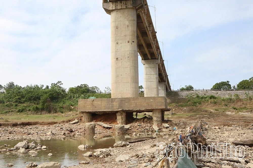Phó Chủ tịch UBND tỉnh Quách Tất Liêm kiểm tra sự cố tại cầu Sông Lô