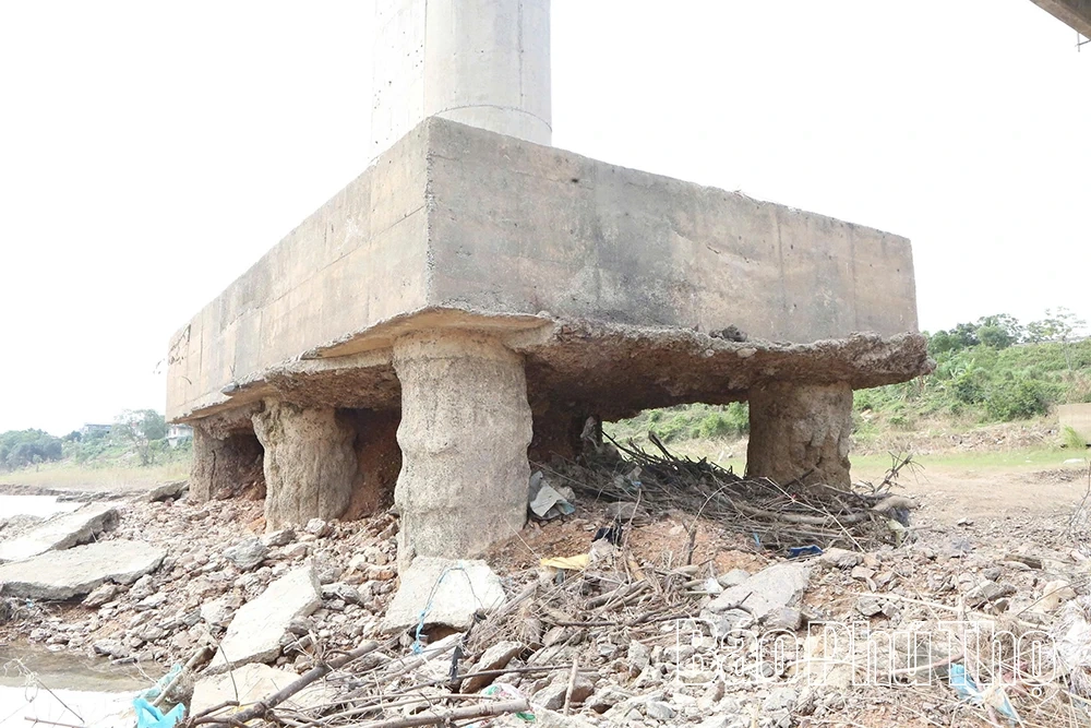 Phó Chủ tịch UBND tỉnh Quách Tất Liêm kiểm tra sự cố tại cầu Sông Lô