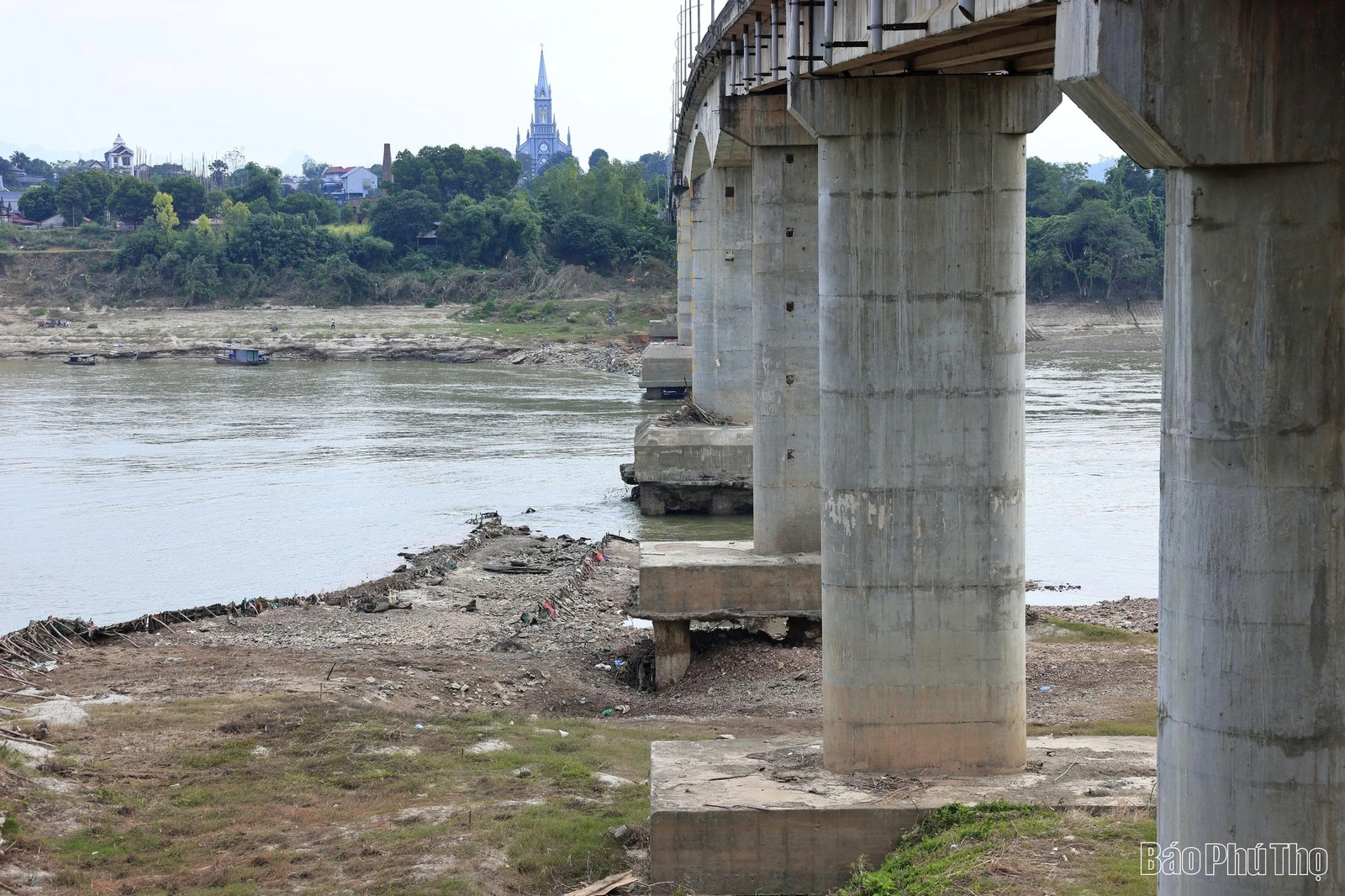 Cận cảnh sự cố hư hỏng trụ cầu sông Lô
