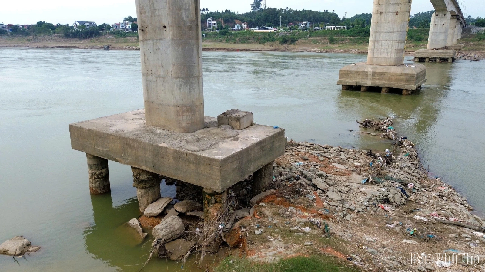 Cận cảnh sự cố hư hỏng trụ cầu sông Lô