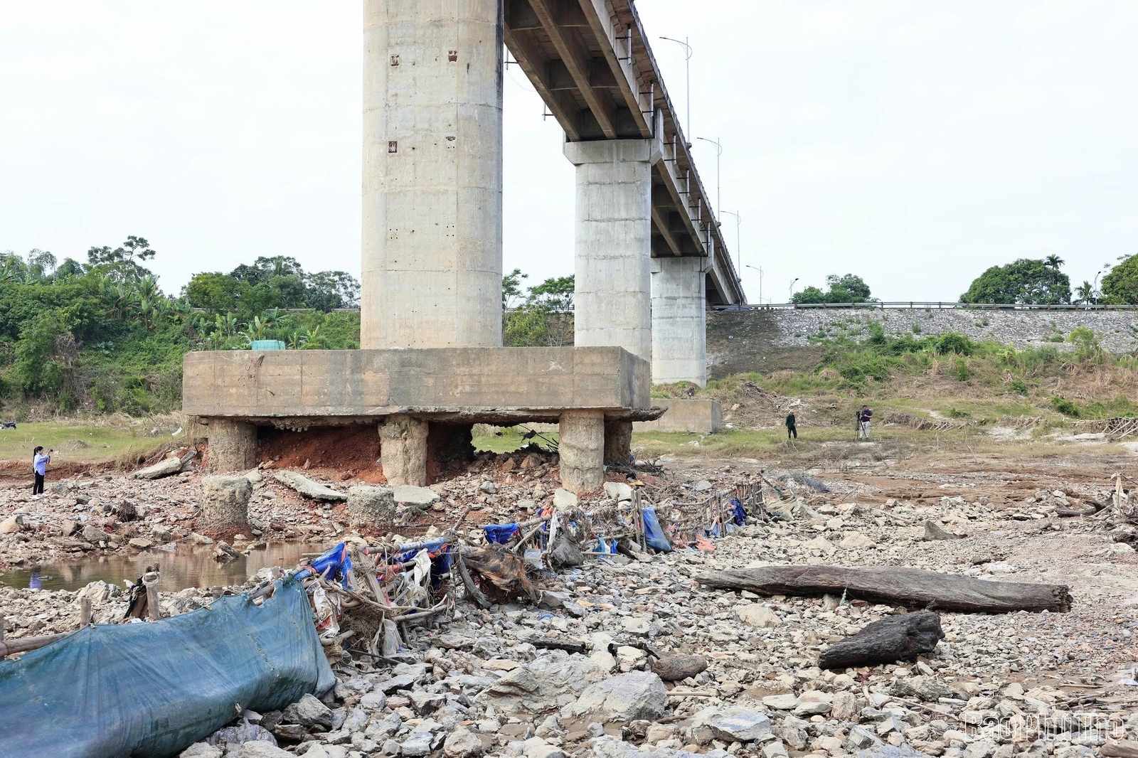 Cận cảnh sự cố hư hỏng trụ cầu sông Lô