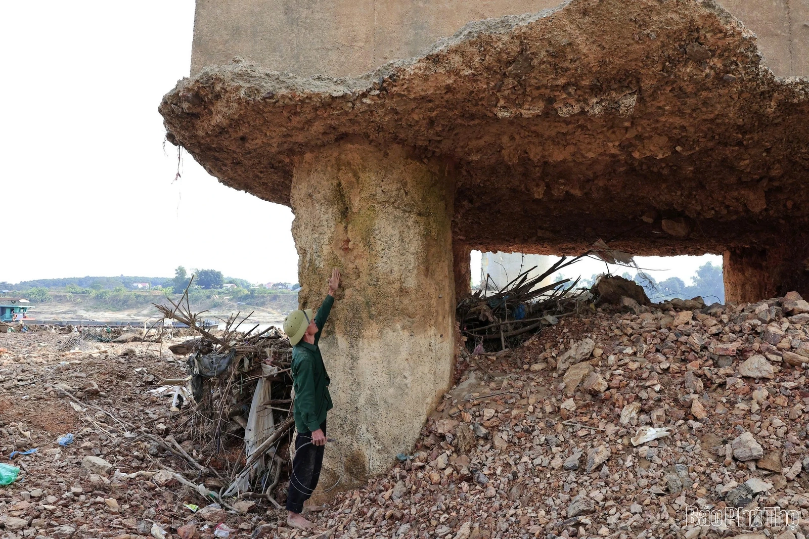 Cận cảnh sự cố hư hỏng trụ cầu sông Lô