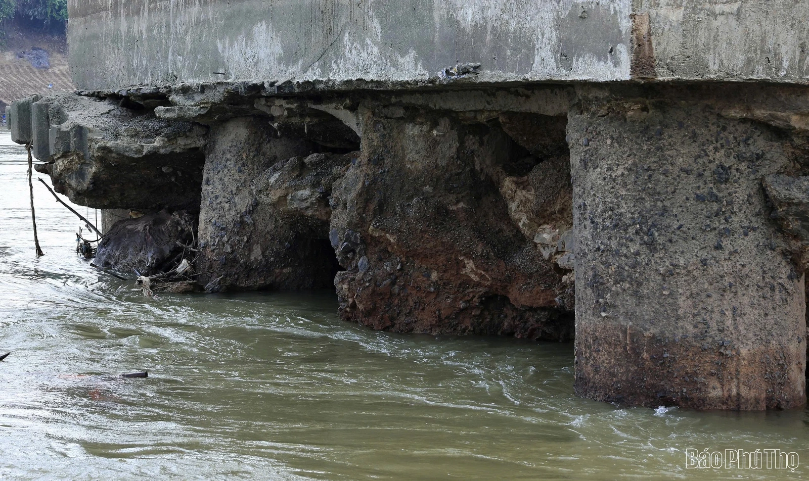 Cận cảnh sự cố hư hỏng trụ cầu sông Lô