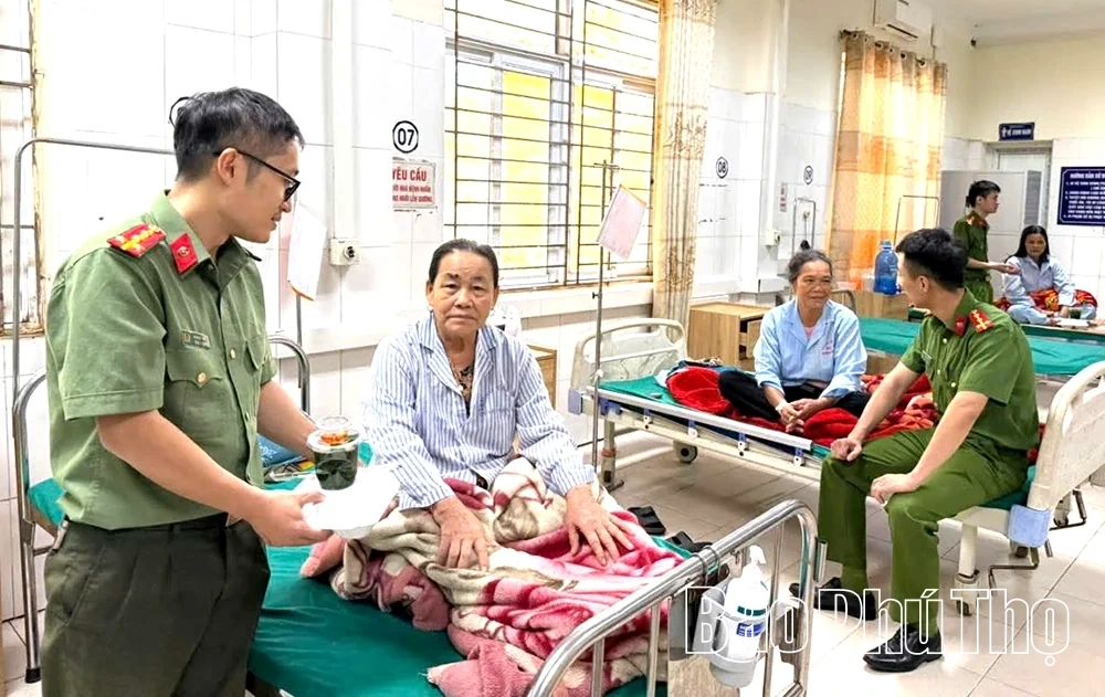 Công an xã Tân Lạc tặng gần 100 suất cơm miễn phí cho bệnh nhân