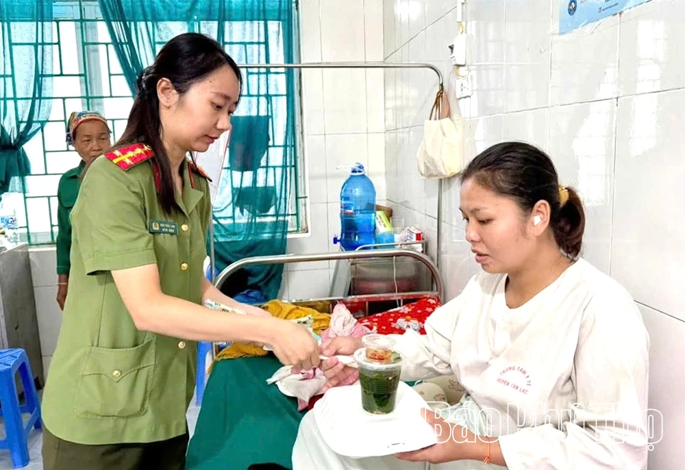 Công an xã Tân Lạc tặng gần 100 suất cơm miễn phí cho bệnh nhân