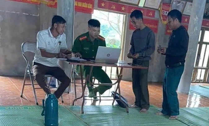 Công an xã Mường Bi chuẩn hóa dữ liệu gần 600 phương tiện giao thông