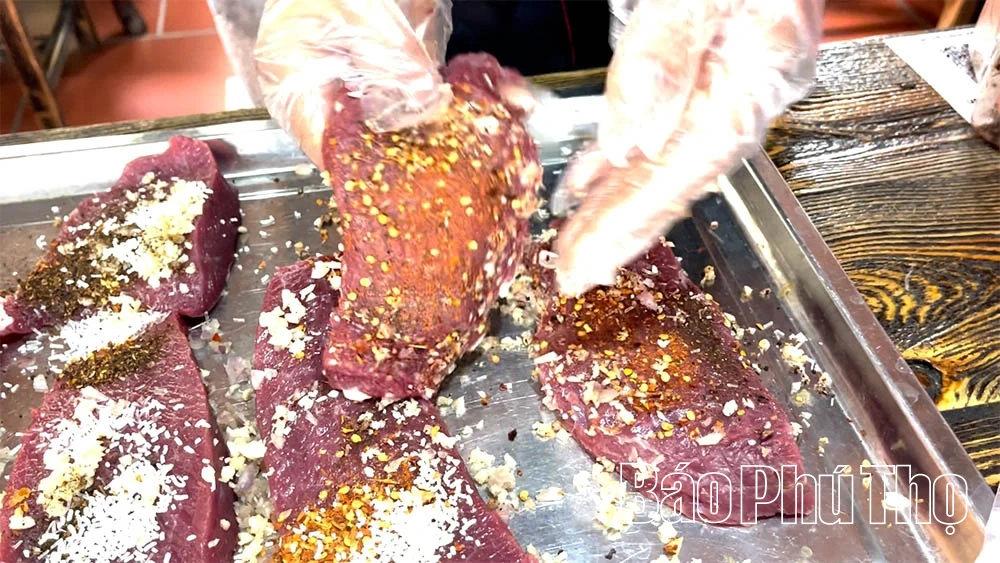 Bò tái kiến đốt - đặc sản lạ lùng của núi rừng Tam Đảo