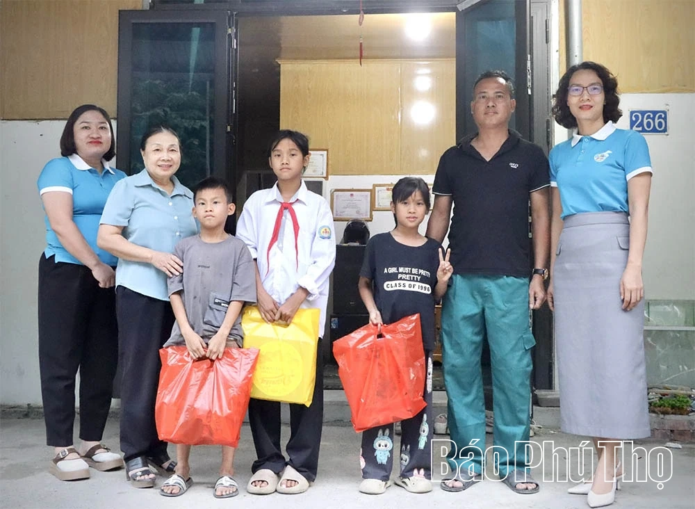 Bí thư chi bộ tiên phong đổi mới và giàu lòng nhân ái