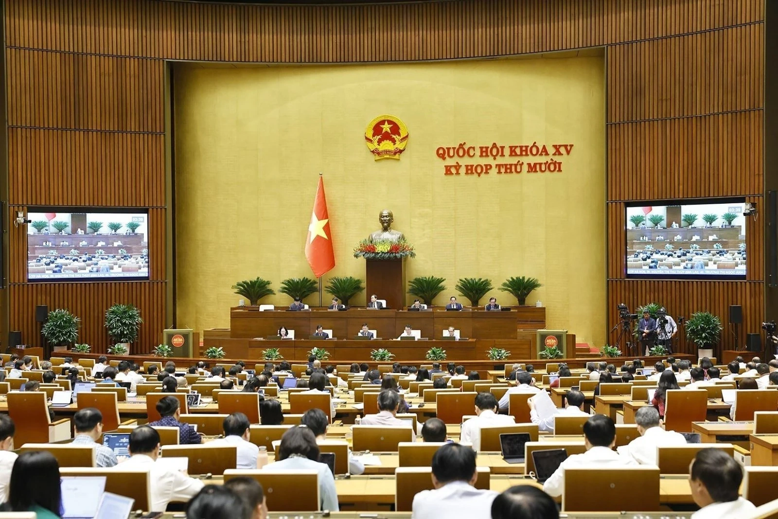 Ngày 30/10, Quốc hội tiếp tục thảo luận về kết quả và kế hoạch phát triển kinh tế - xã hội