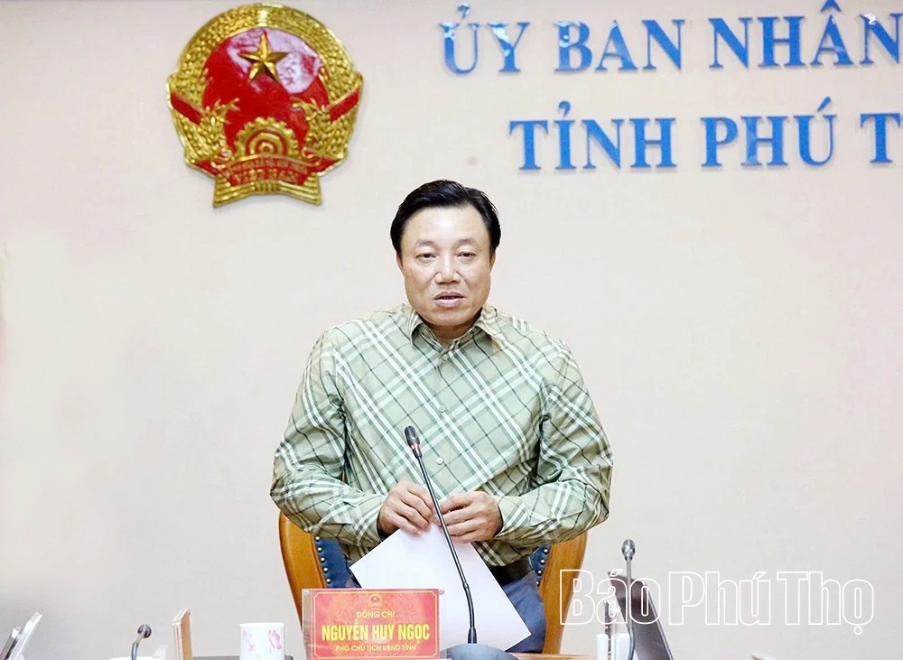 Phó Chủ tịch UBND tỉnh Nguyễn Huy Ngọc nghe Sở Y tế và Sở Khoa học và Công nghệ báo cáo dự thảo các văn bản quy phạm pháp luật
