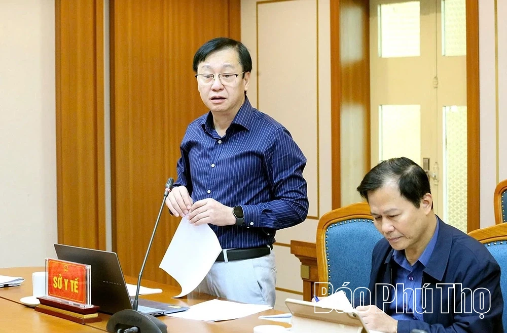 Phó Chủ tịch UBND tỉnh Nguyễn Huy Ngọc nghe Sở Y tế và Sở Khoa học và Công nghệ báo cáo dự thảo các văn bản quy phạm pháp luật